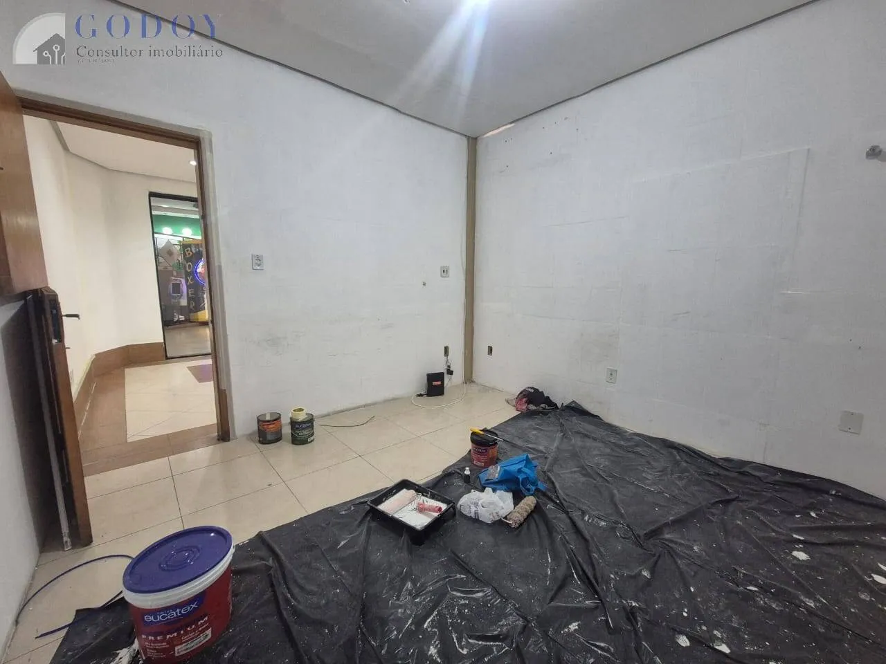Imagem Investimento: Centro Comercial com 28 Lojas e Piso Superior Privado