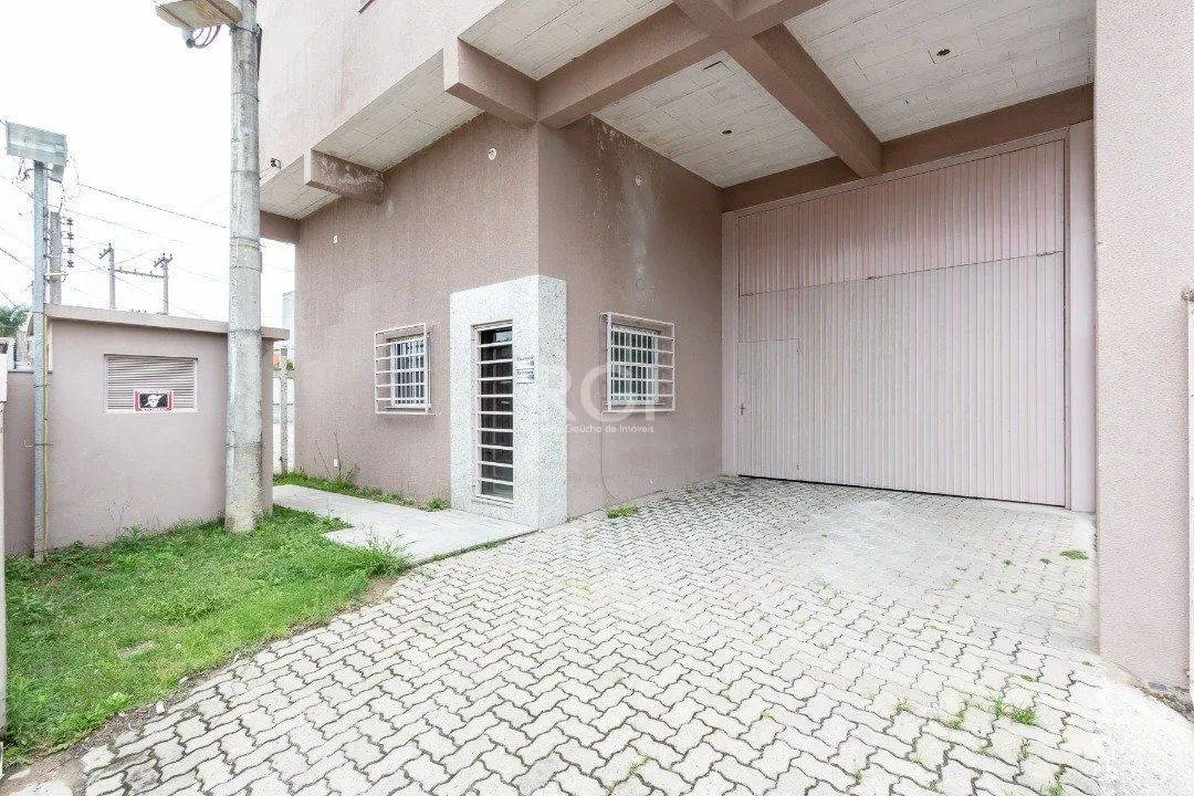 Imagem Pavilhão com área construída de cerca de 900m²
