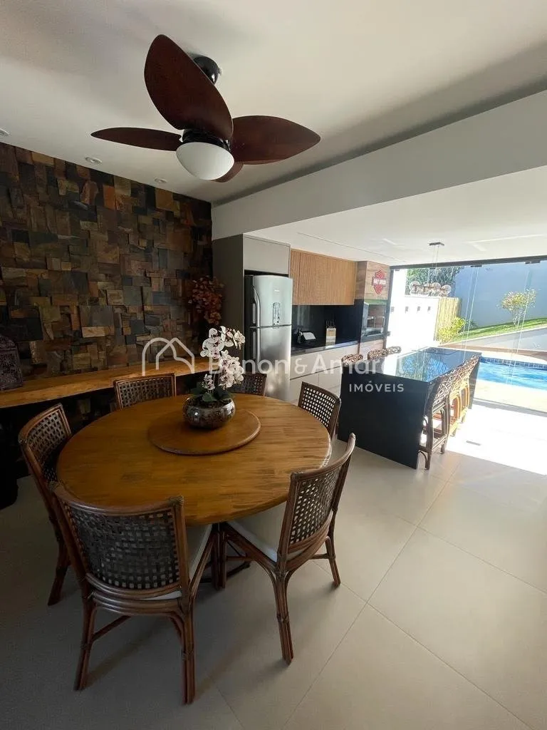 Imagem Casa Mobiliada à Venda em Valinhos - 3 Suítes, Piscina Aquecida e Espaço Gourmet em Condomínio Fechado