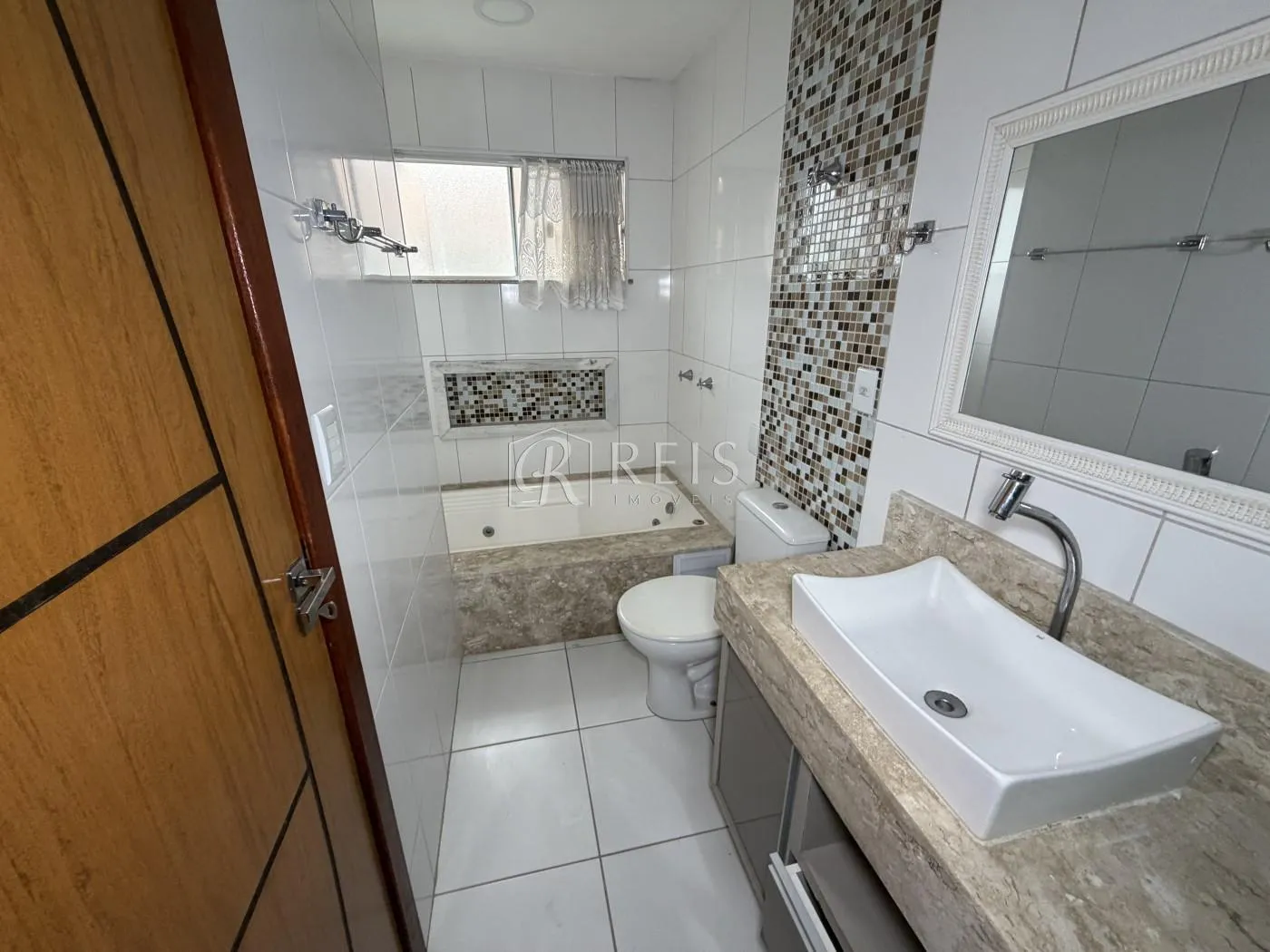 Imagem Casa para Venda em Rio das Ostras, Chácara Mariléa, 3 dormitórios, 1 suíte, 4 banheiros, 2 vagas