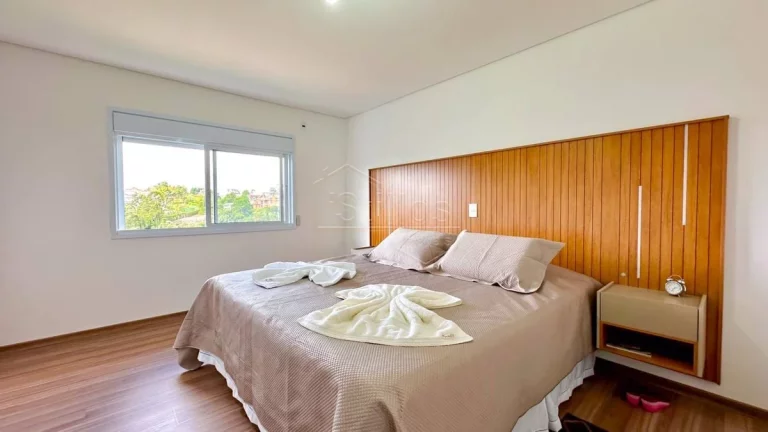 Imagem Residência com Arquitetura Imponente e Vista Permanente
