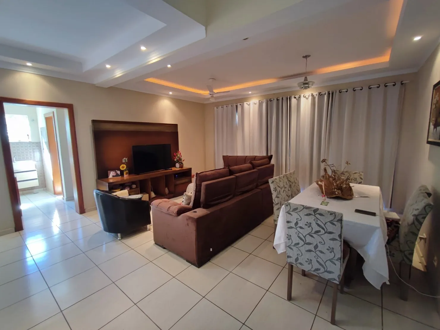 Imagem Casa à venda 3 Quartos, 1 Suite, 4 Vagas, 2105M², Parque Lago Azul, Pindamonhangaba - SP