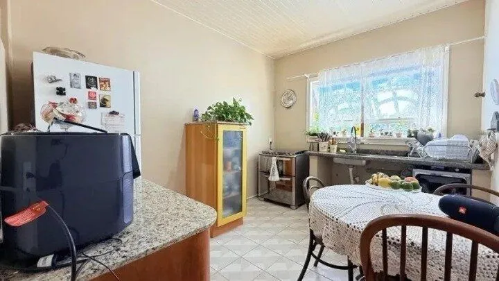 Imagem Casa de 4 dormitórios, uma suíte, pátio com piscina nos fundos e espaço para até 3 carros no Chácara das Pedras