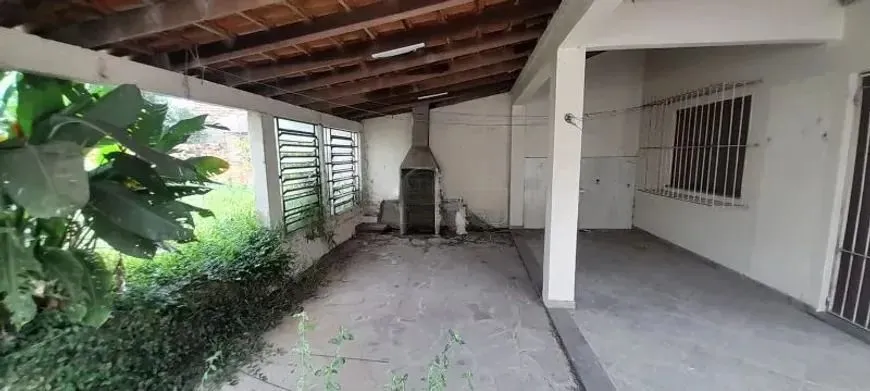 Imagem Casa térrea com 2 dormitórios, amplo pátio e 3 vagas.