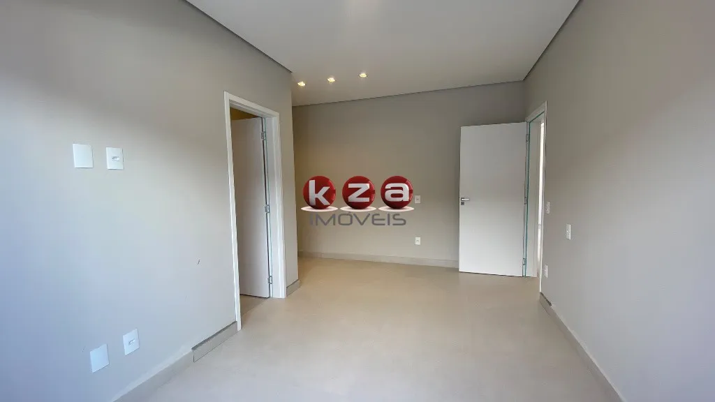 Imagem Casa de luxo em condomínio: 3 quartos, 3 suítes, 2 salas, 4 banheiros, 2 vagas, 157,49m² em Valinhos-SP.