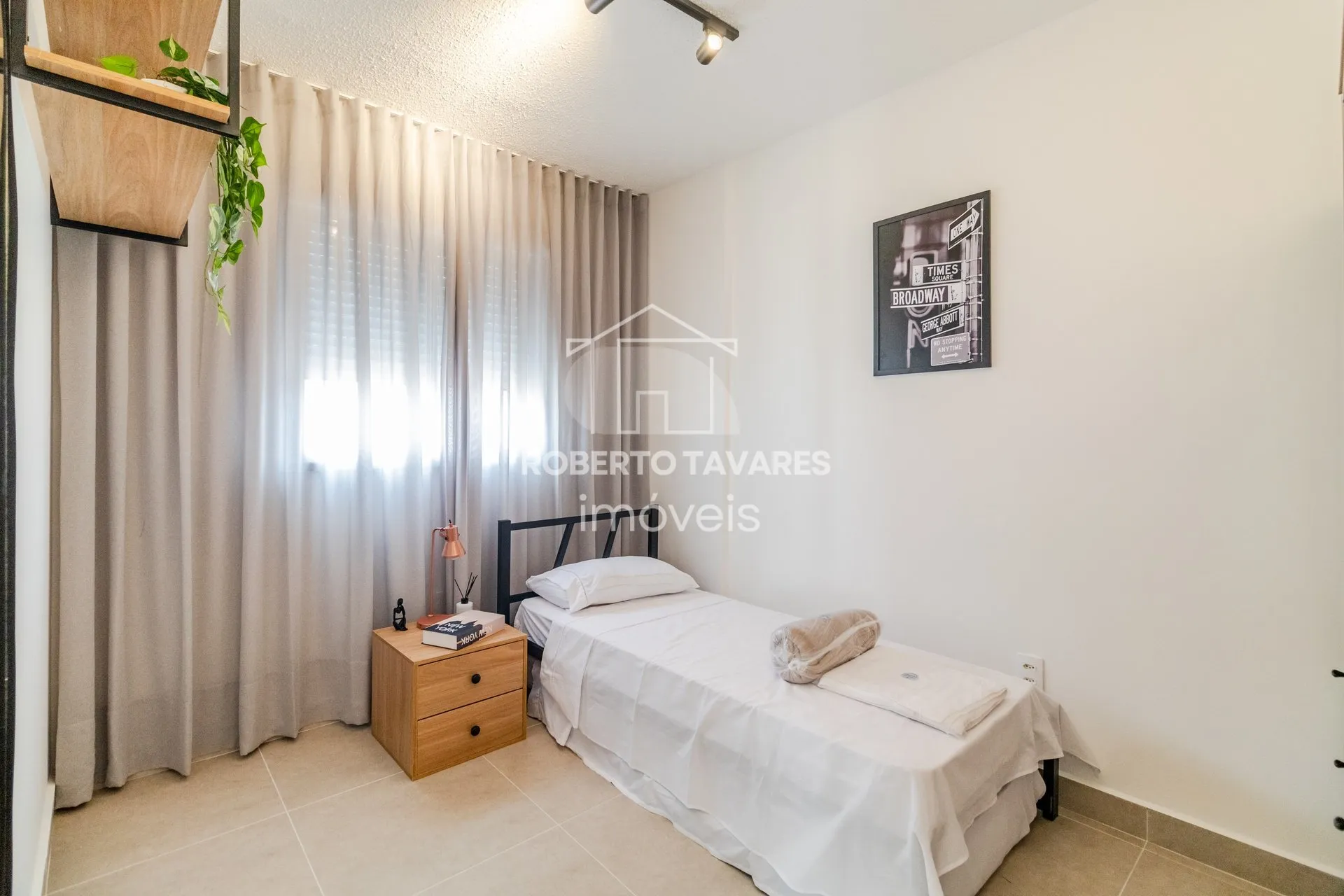 Imagem Apartamento totalmente mobiliado. VENDA DE PORTEIRA FECHADA - O imóvel conta com 2 quartos, sendo 1 suíte, além de uma vaga de garagem.