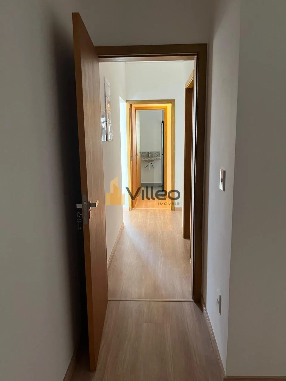 Imagem Descubra o equilíbrio perfeito entre modernidade, conforto e segurança nesta belíssima casa térr...