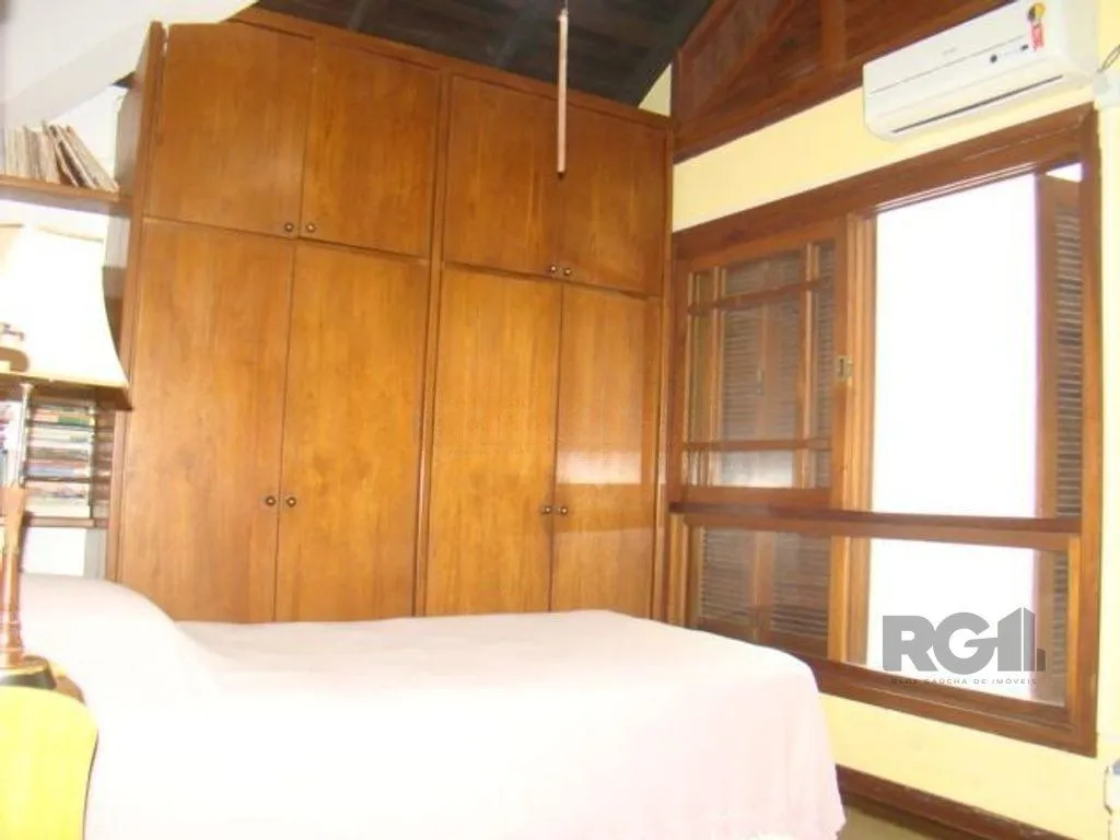 Imagem Casa de 370m² - 4 dormitórios, 2 suítes e 4 vagas de garagem no bairro Espírito Santo