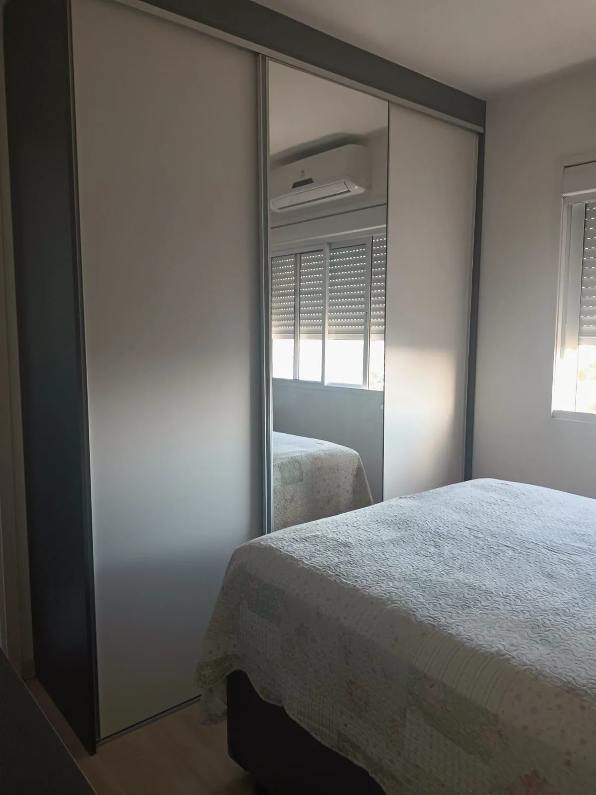 Imagem Apartamento de 3 dormitórios com living estendido, semi mobiliado, suíte e churrasqueira.