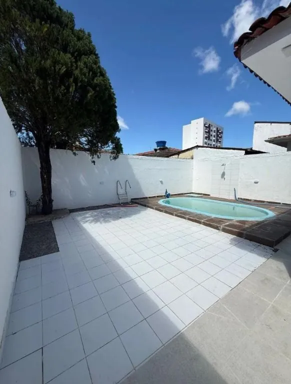 Imagem Casa com 270m² nos Bancários, 3 quartos, piscina e 2 vagas. Localização estratégica no Jardim Cidade Universitária.