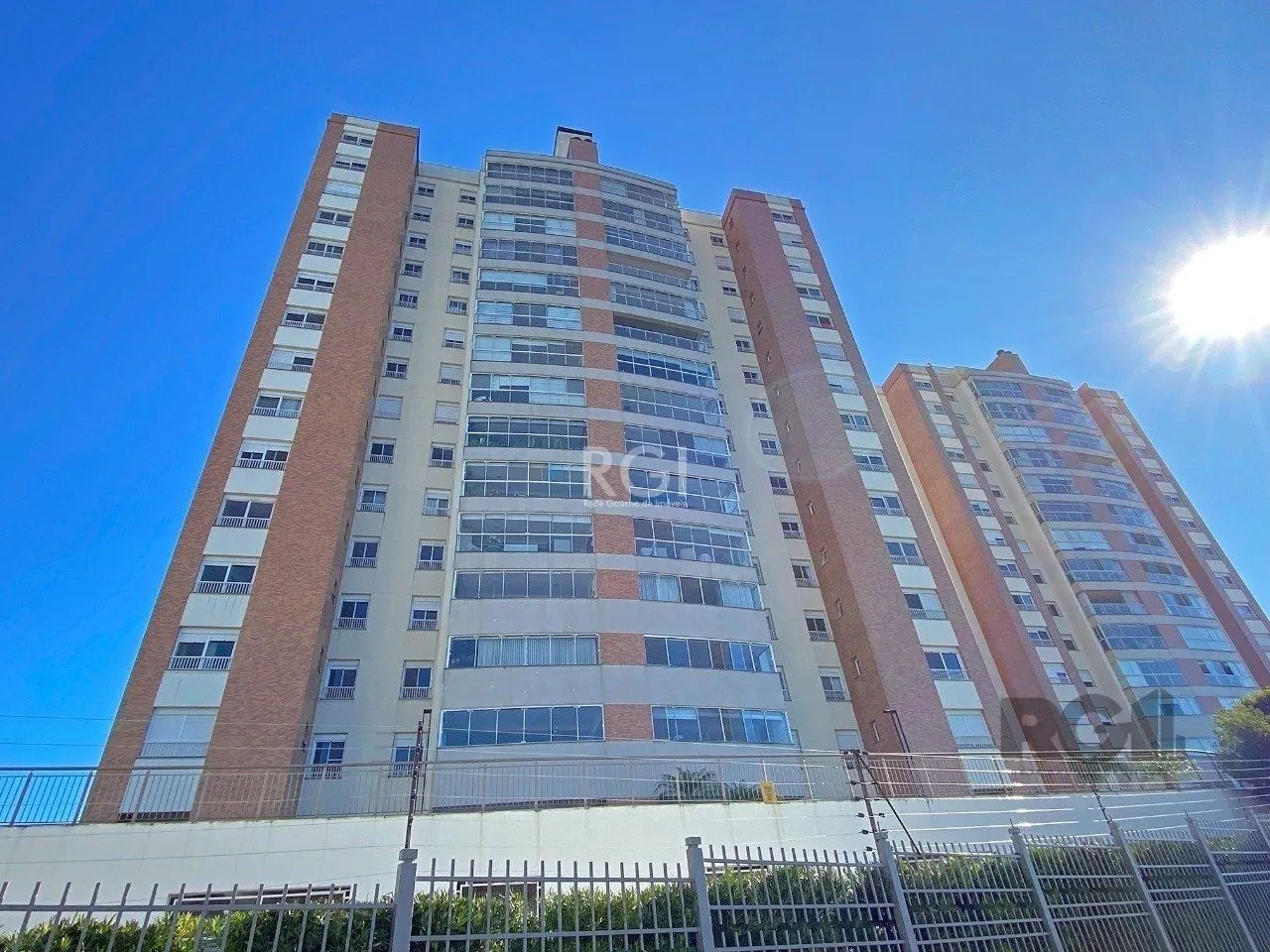 Imagem Excelente apartamento, finamente decorado e mobiliado, excelente iluminação, possuindo 03 dormitórios e 03 suites, sendo 01 master