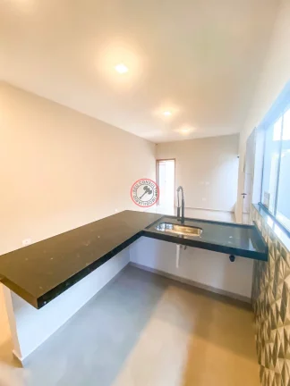 Imagem CASA RECEM COSNTRUÍDA A VENDA COM 2 DORMITÓRIOS, SENDO UMA SUÍTE , ÁREA GOURMET, 2 VAGAS, JARDIM, ISOLAMENTO ACÚSTICO EM CARAGUÁ