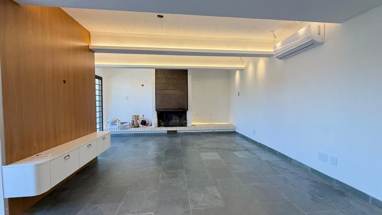 Imagem Casa semi reformada com 4 dormitórios e 4 vagas no Chácara das Pedras próx. Joao Wallig.