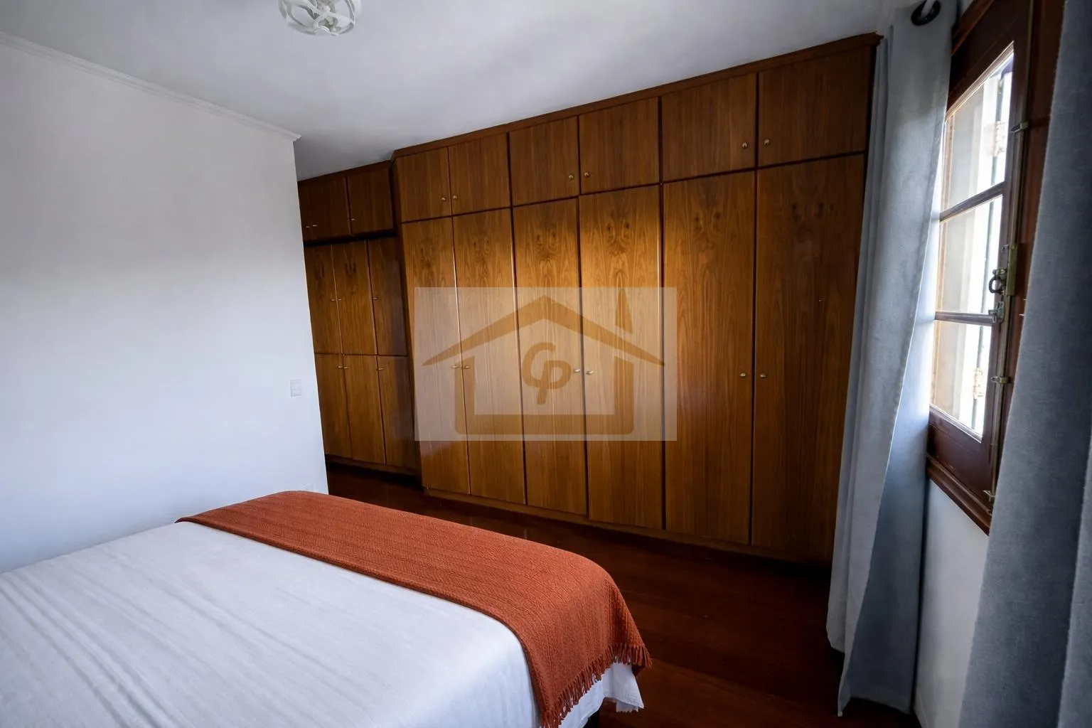 Imagem Encantadora! São 4 quartos (1 suíte), 4 vagas cobertas