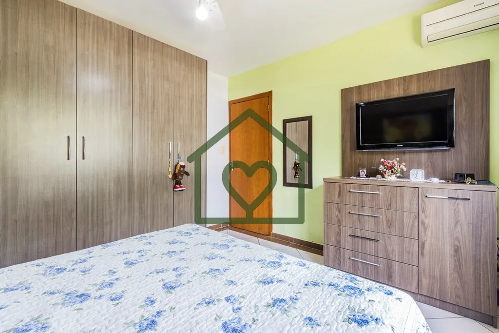 Imagem Descubra seu novo lar nesta encantadora casa localizada em Porto Alegre, situada na calma e segura R...