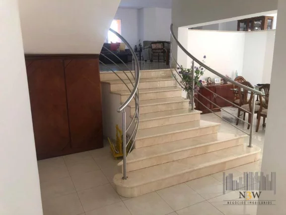 Imagem Sobrado à venda em Alphaville Barueri SP com 5 suítes, 4 vagas de garagem, piscina e 480m².