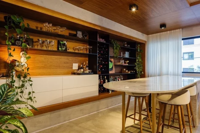 Imagem Apartamento amplo junto a Beira Mar Florianópolis, reformado, mobiliado e decorado com 4 quartos se...
