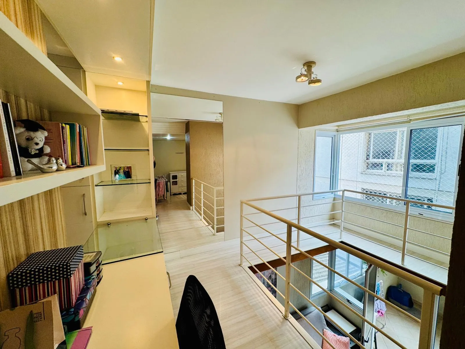 Imagem Duplex na Bela Vista, 2 dormitórios com espaço para home office, lareira e 2 vagas