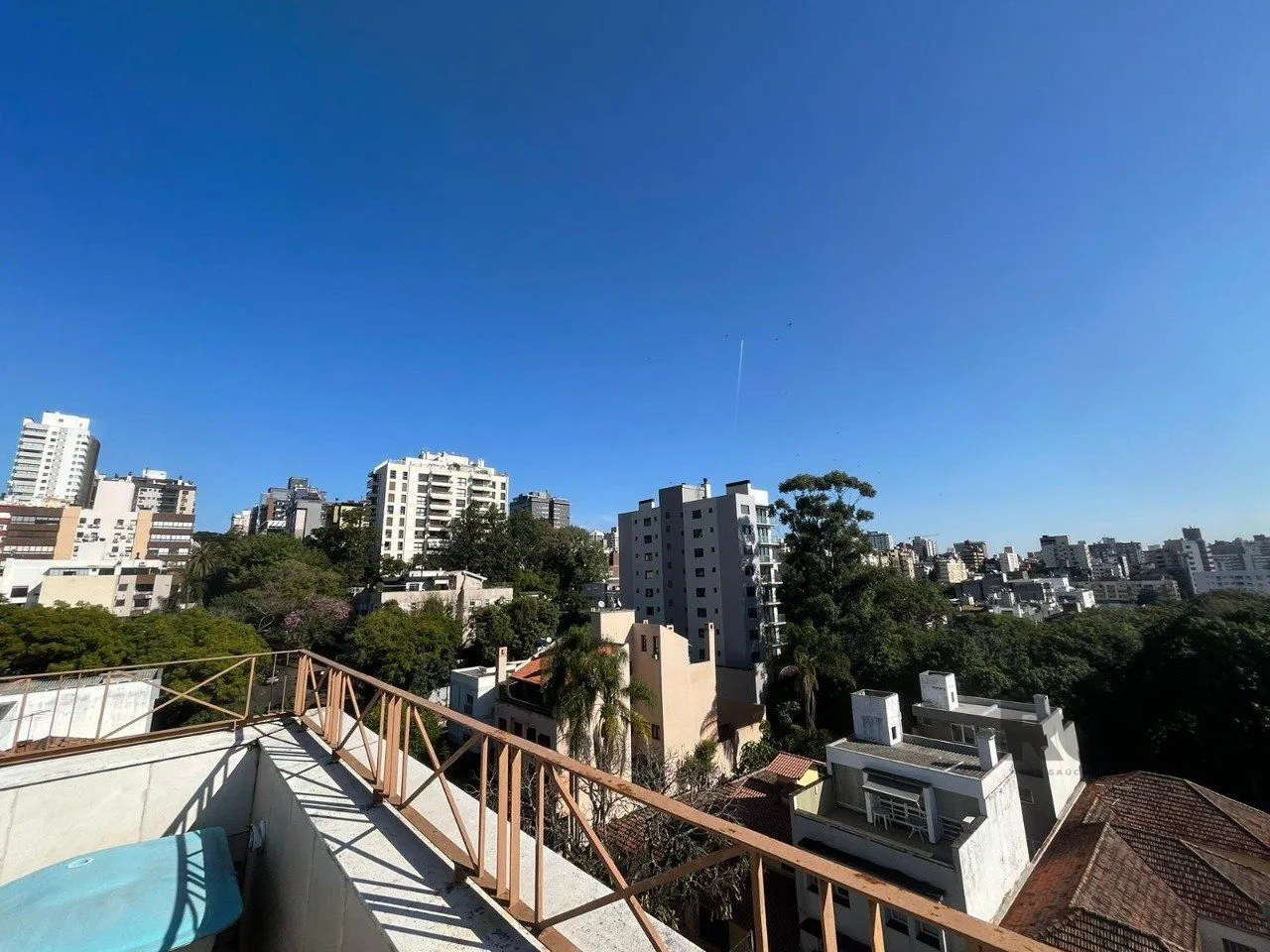 Imagem Apartamento de três quartos, suíte, churrasqueira e duas vagas de garagem (box duplo) no bairro Auxiliadora em Porto Alegre.