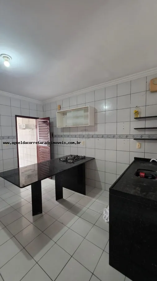 Imagem Casa para Venda em Parnamirim, Emaús, 3 dormitórios, 1 suíte, 2 banheiros, 2 vagas