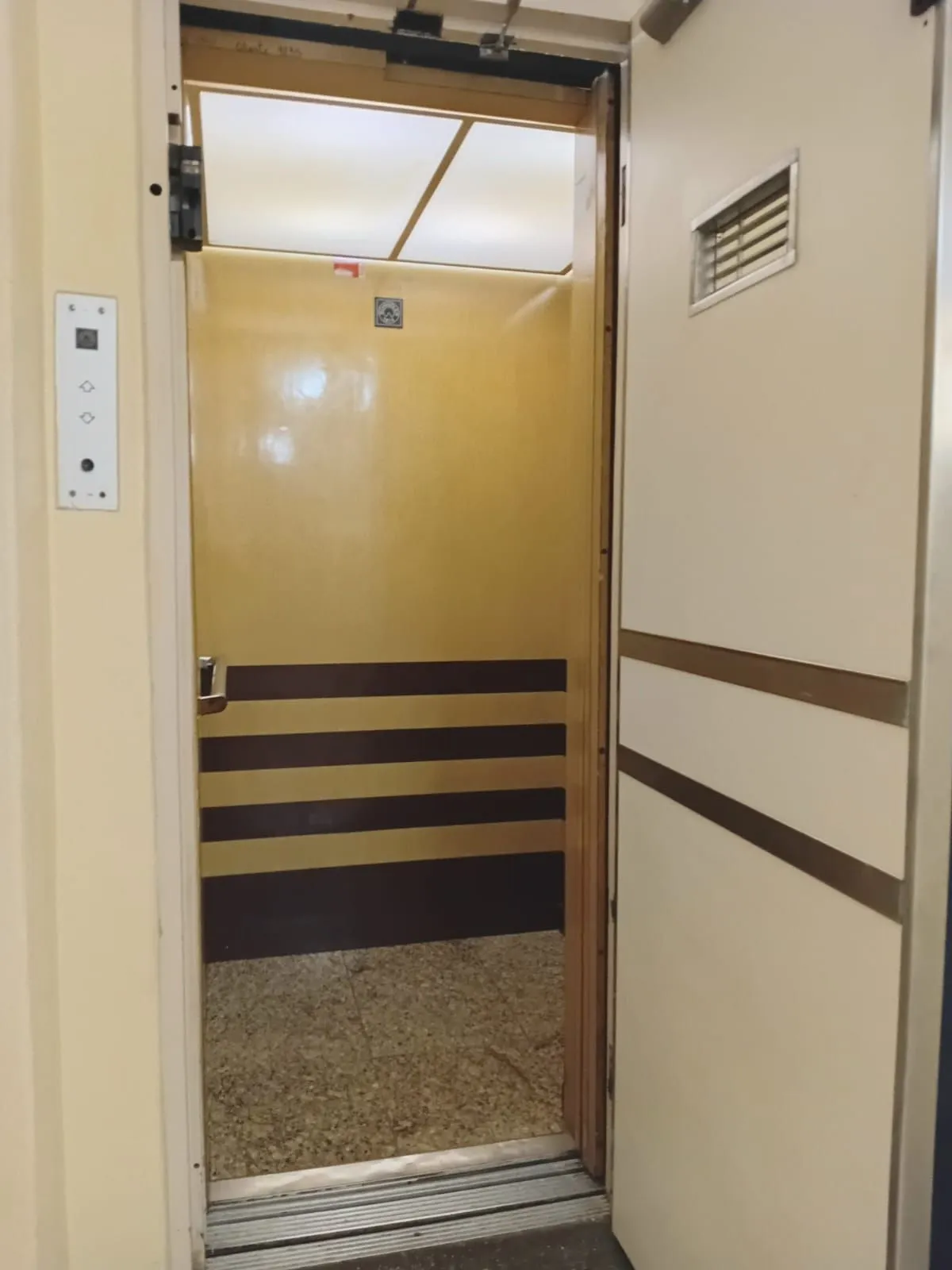Imagem Apartamento 3 dormitórios, frente, sacada no bairro Santana - Porto Alegre - RS