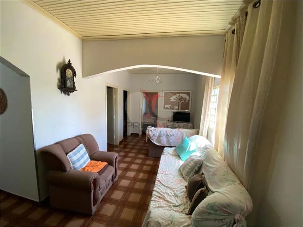 Foto do imóvel Fazenda/Sítios/Chácaras de 3 quartos, 209m² no bairro Centro, em Borebi