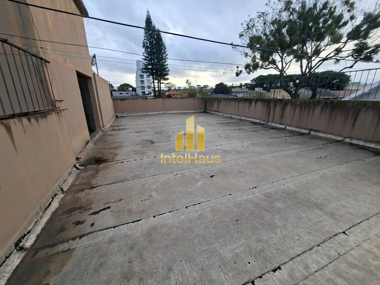 Imagem Apresentamos este excelente apartamento de frente no primeiro andar do Edifício Jalu. Situado na Ru...