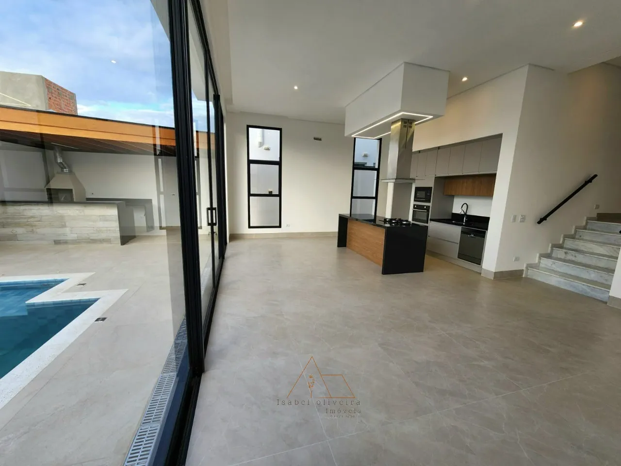 Imagem Imóvel de Luxo à Venda em Salto-SP: Casa com 3 Suítes, 4 Vagas e 265,50m² no Residencial Central Parque