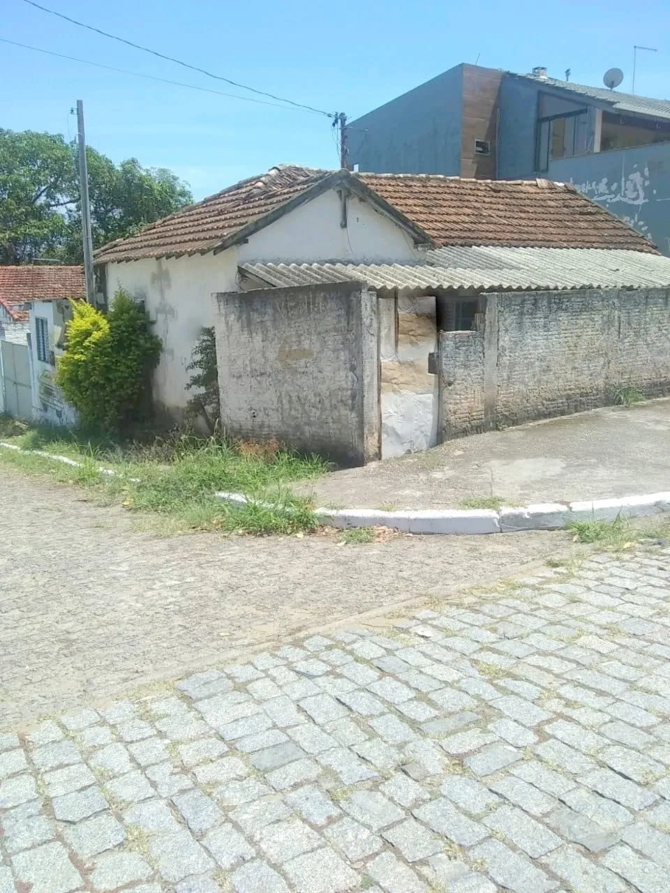 Imagem Terreno de esquina com 300m2 contendo casas antigas, à venda, centro, Cachoeira Paulista, SP