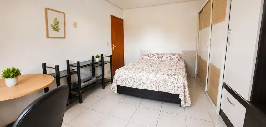 Imagem Casa 4 domitorios sendo uma suite com 6 vagas em 195m2 no bairro Guaruja.