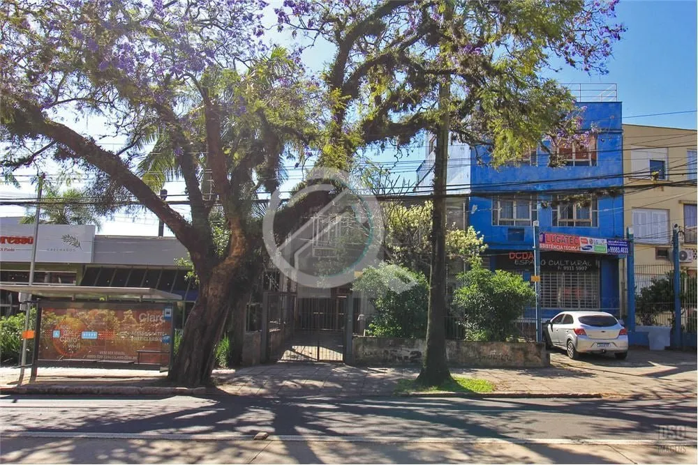 Imagem Sobrado com 262m² em terreno 8,60m x 24,00m na Av Protásio Alves, nas proximidades da Av. Monteneg...