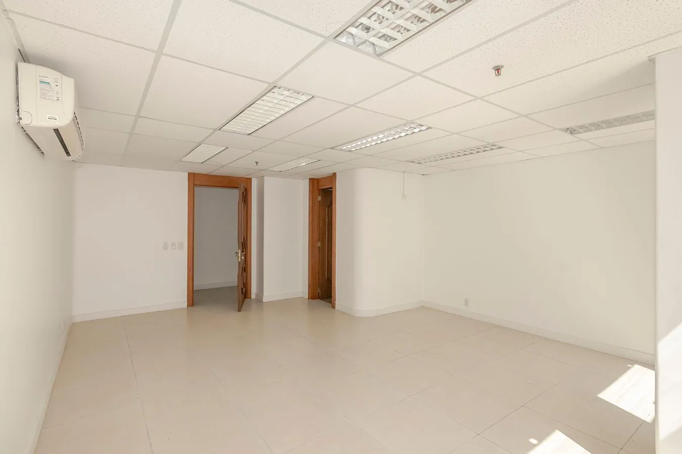 Imagem Conjunto Comercial, meio andar inteiro com várias salas e salão!