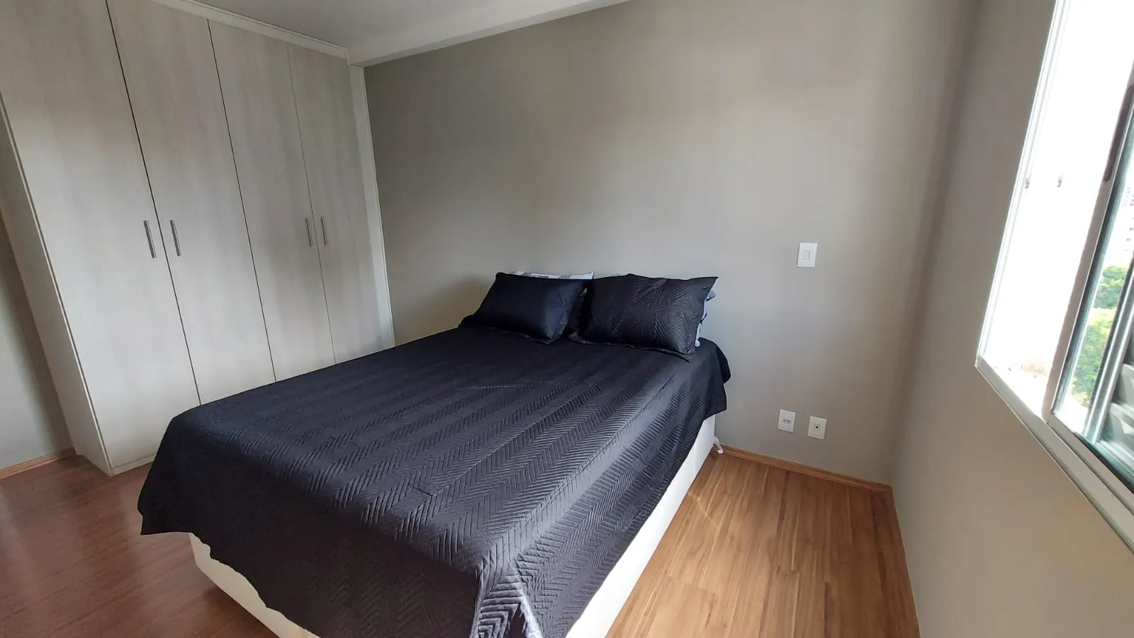 Imagem Excelente Apartamento 2 Dormitórios, 1 Suíte, Varanda e 2 Vagas na Garagem