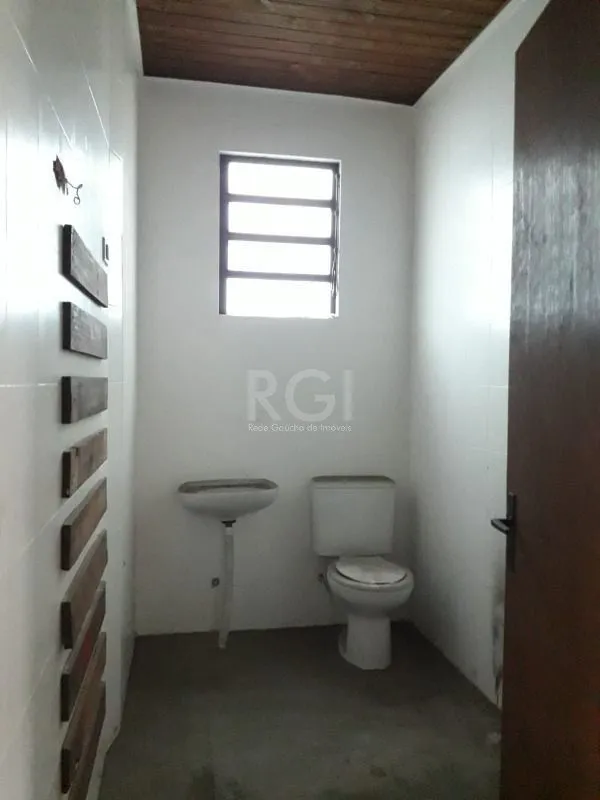 Imagem na Assis Brasil, Casa para Venda - 220m², 3 dormitórios, 2 vagas - Passo da Areia