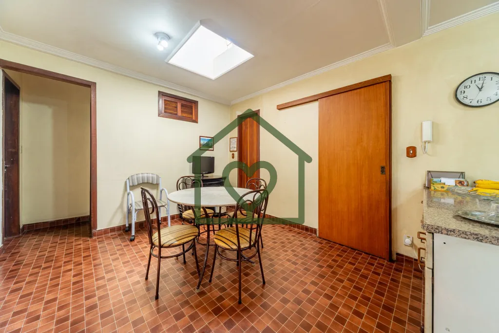 Imagem Casa Residencial com 3 pavimentos no bairro Sarandi com 290m² distribuída da seguinte maneira: 2 l...
