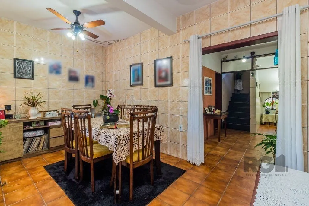 Imagem Sobrado de 215m² - 4 dormitórios, 5 vagas no bairro Passo das Pedras