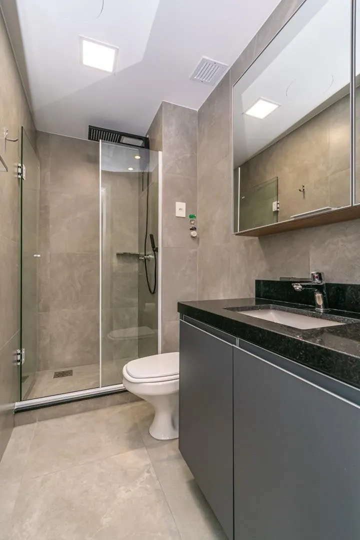 Imagem Loft de alto padrão construtivo no bairro Moinhos de Vento, planta de 29,60 m2 privativos com porcelanato, forro em gesso e aberturas em alumínio com vidros duplos.