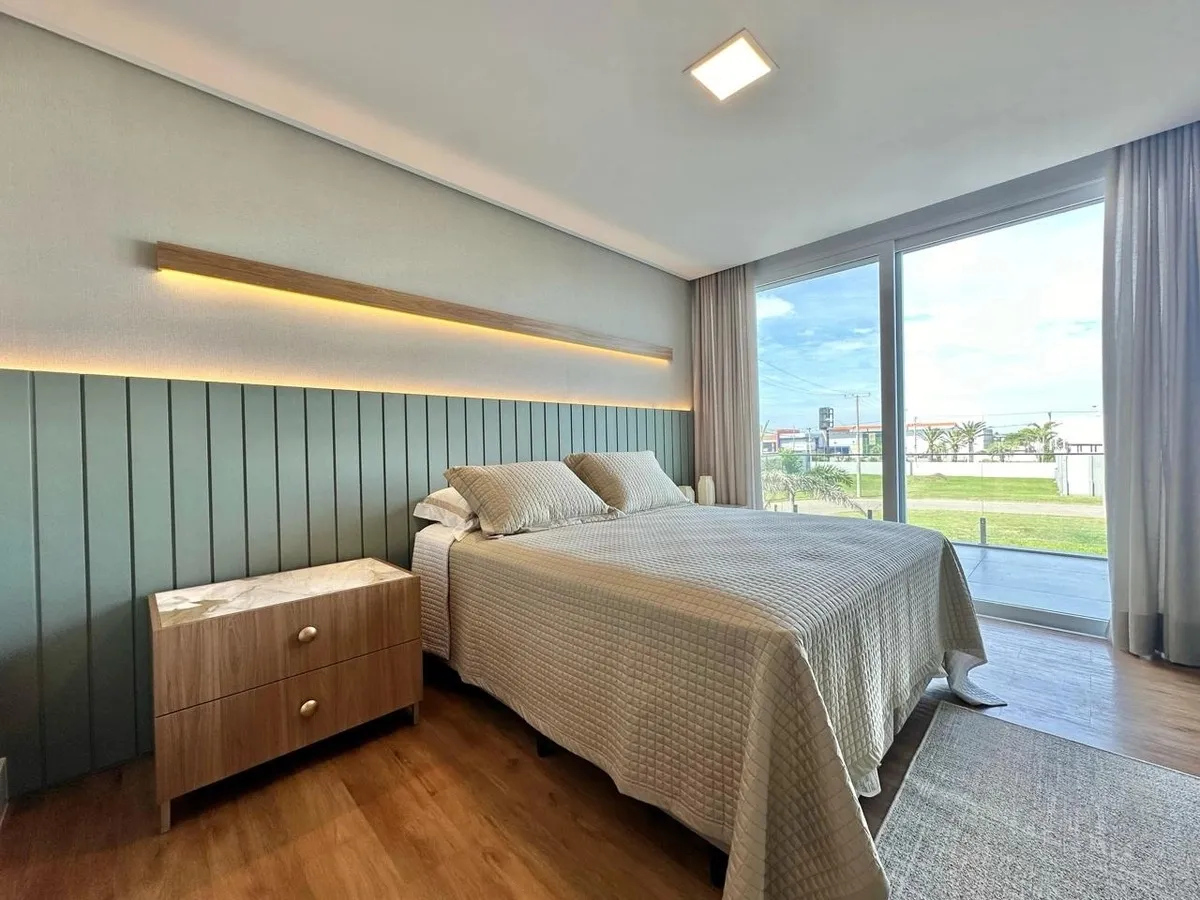 Imagem Sobrado mobiliado e decorado com 05 suítes e piscina em concreto
