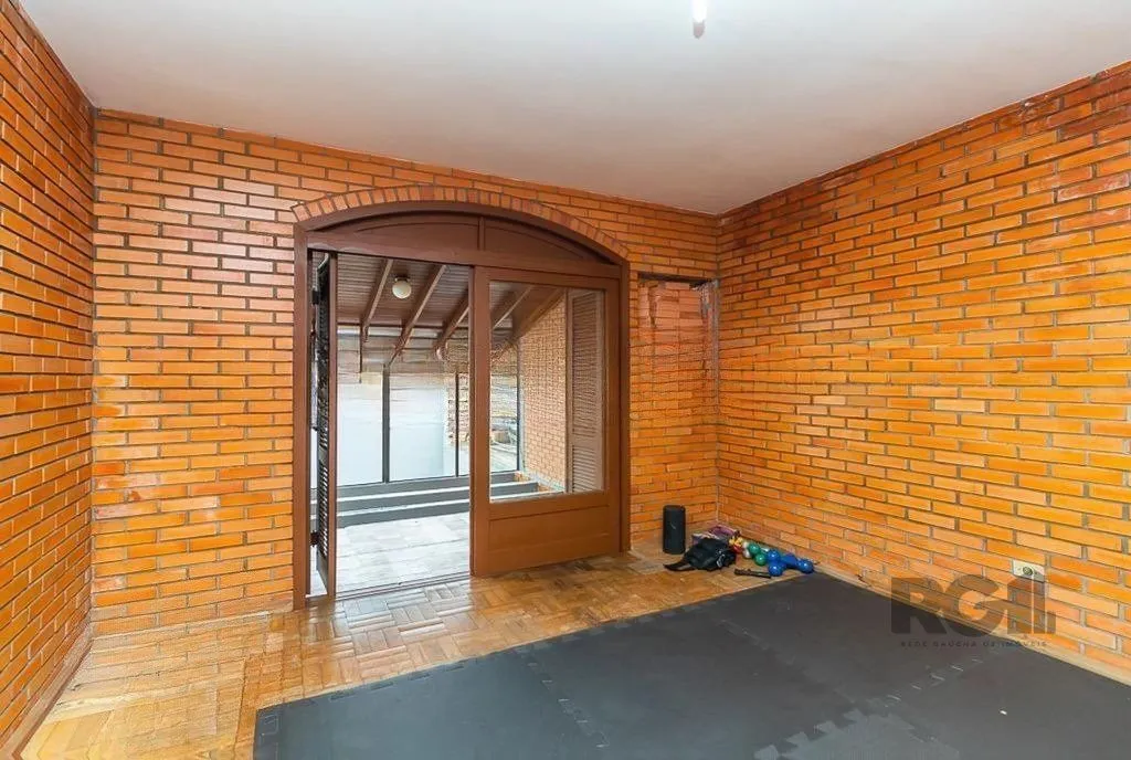 Imagem Casa de 245m² com 5 dormitórios no bairro Sarandi