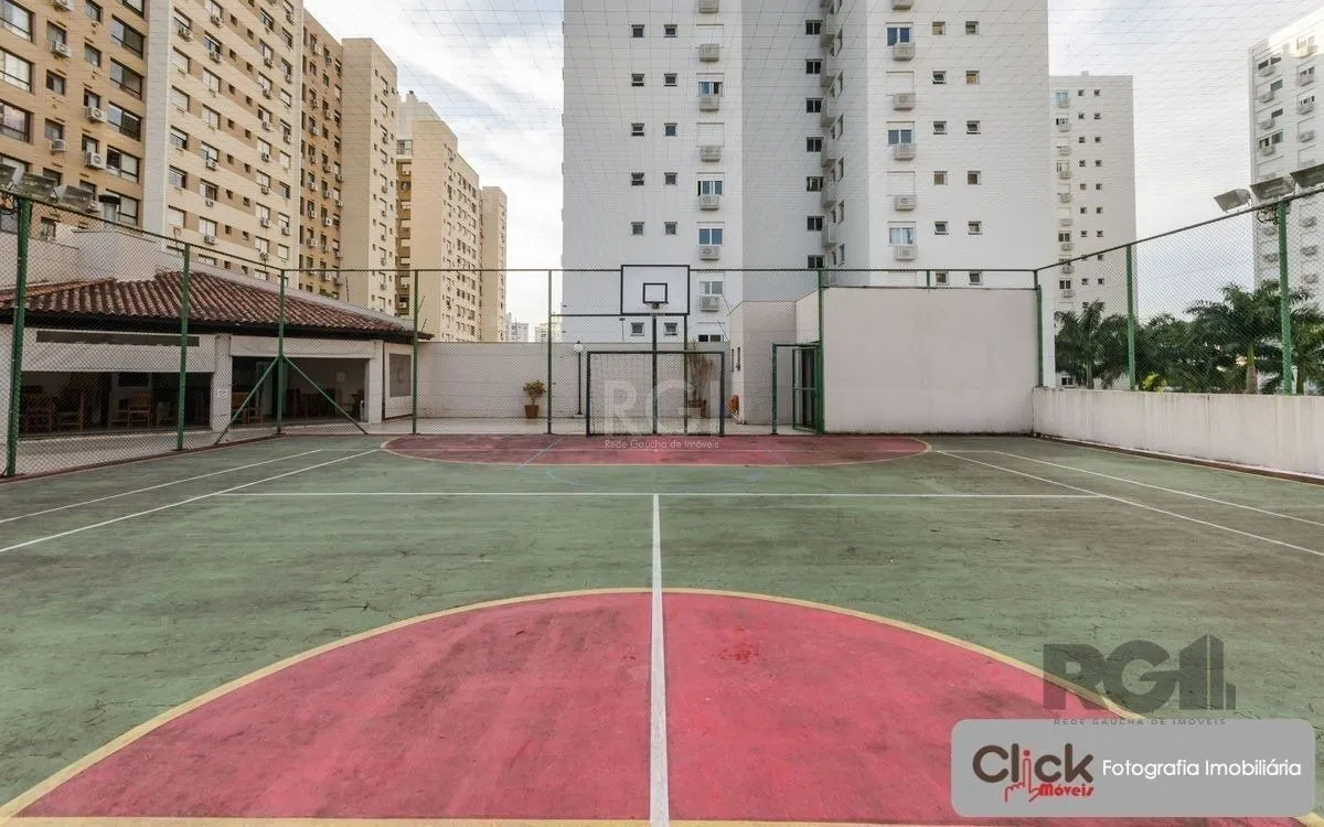 Imagem Vende apartamento desocupado, andar alto, mobiliado, living de dois ambientes, no Passo da Areia - Porto Alegre