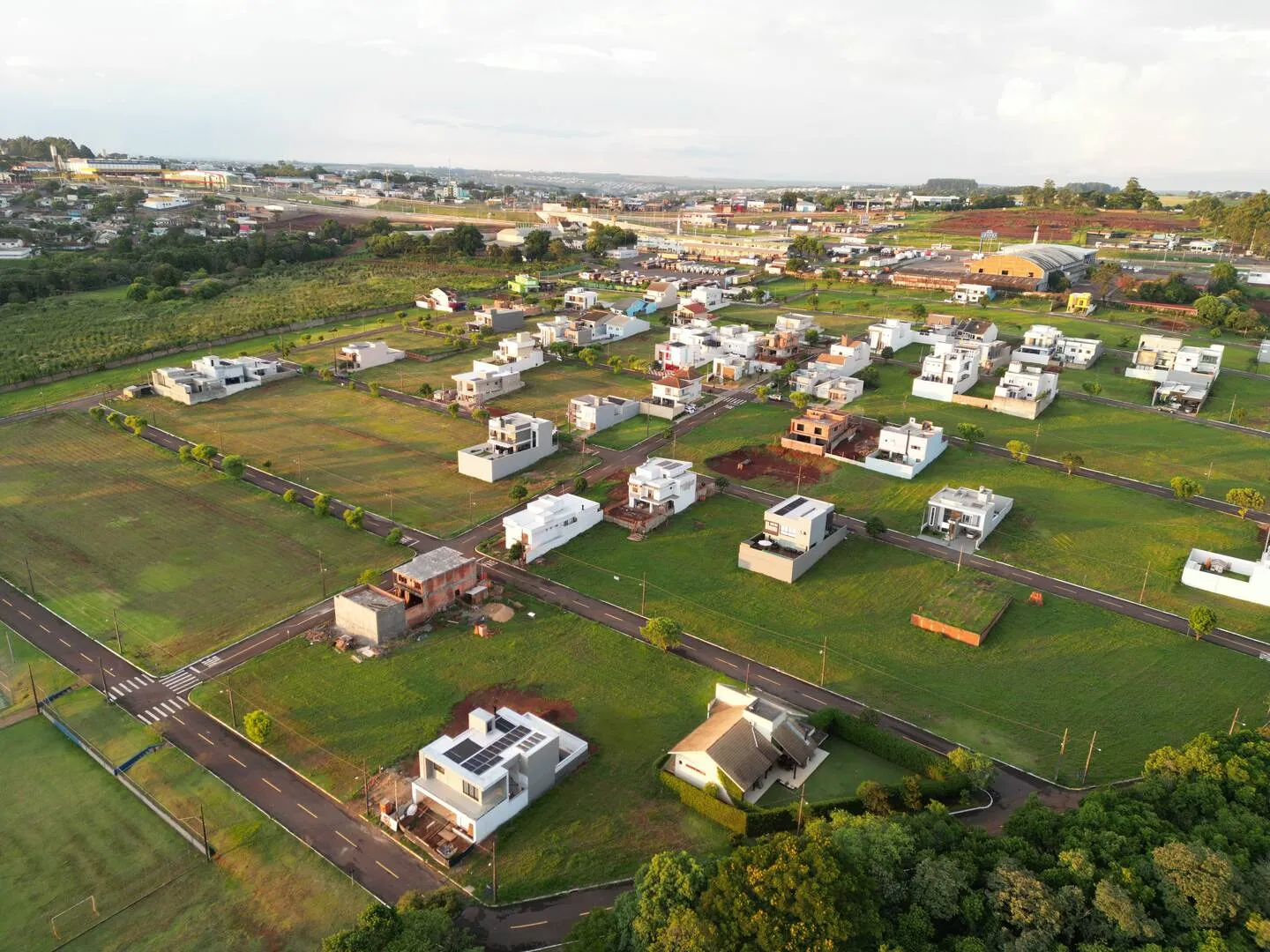 Imagem Terreno à venda em Condomínio, Bairro Cascavel Velho em Cascavel: Churrasqueira, Playground, Portaria 24h - Venda