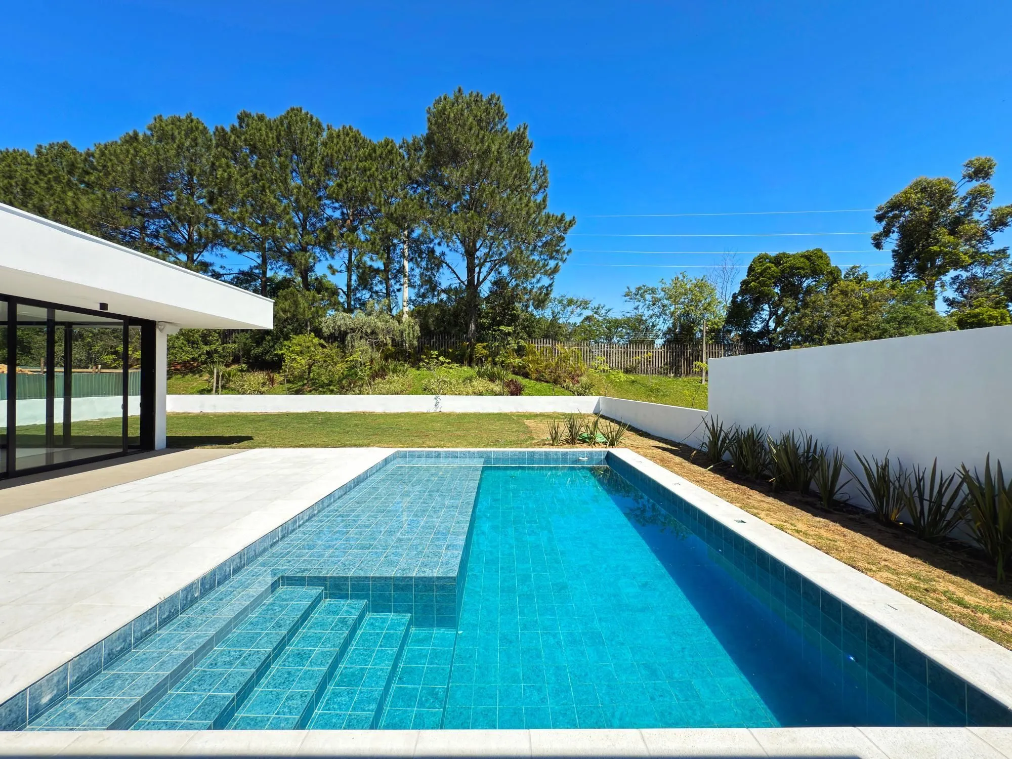 Imagem A casa conta com 434m2 de área construída, mas com um aproveitamento total dos 1.012m2 do lote