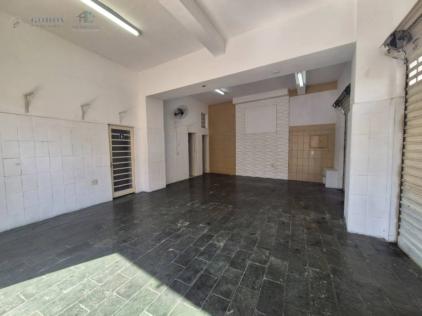 Imagem Ponto Comercial com Salão Amplo e 3 Portas de Esquina com 96,59 m²