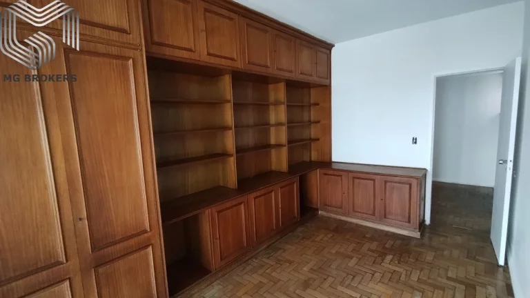 Imagem Imóvel Exclusivo na Tijuca: Apartamento com 4 Quartos, 2 Suítes, 3 Salas, 4 Vagas de Garagem e 160m² - Rio de Janeiro-RJ