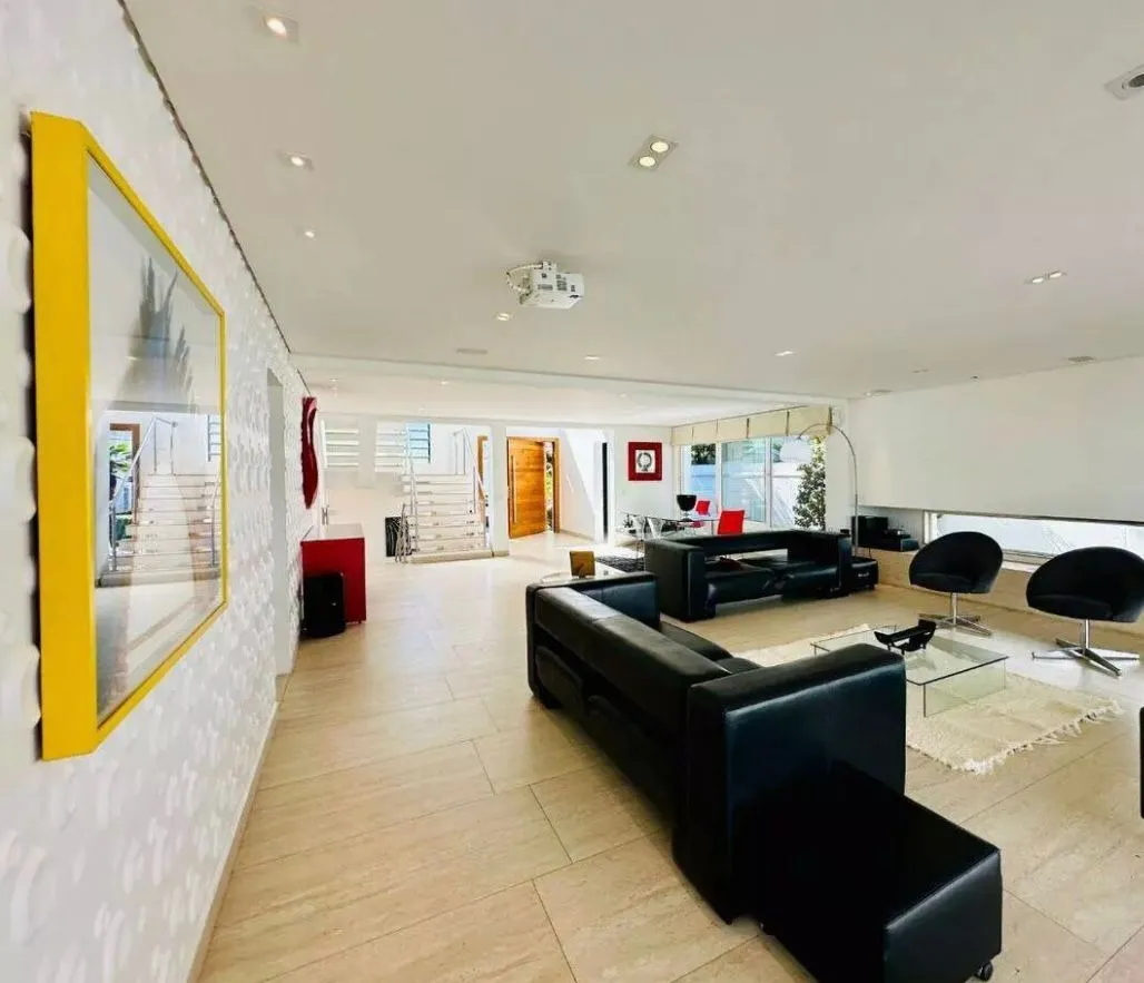 Imagem Casa Sobrado Com Piscina Localizada no Alphaville Residencial Zero!