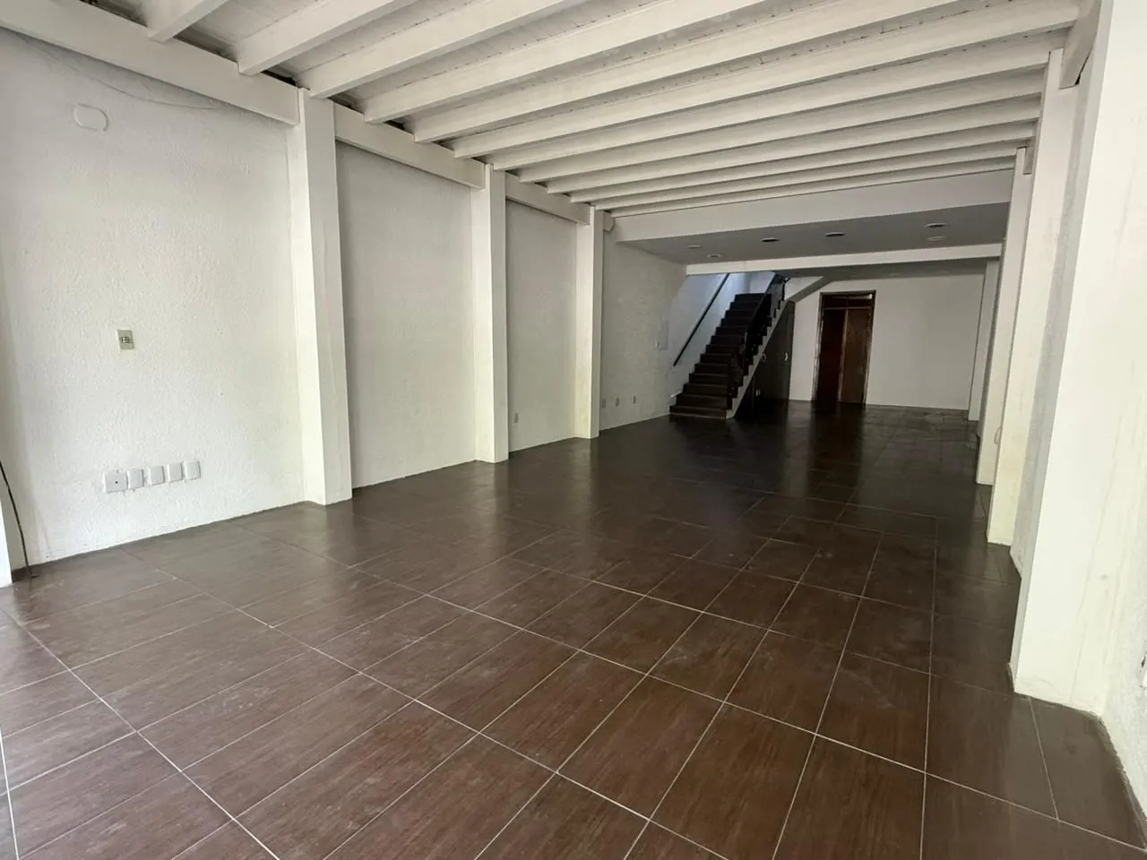Imagem MÁFFER IMÓVEIS ALUGA LOJA COM SOBRELOJA NO BAIRRO AUXILIADORA Amplo imóvel localizado em ponto estratégico, com grande fluxo de veículos e pedestres, ideal para quem busca visibilidade e destaque comercial.