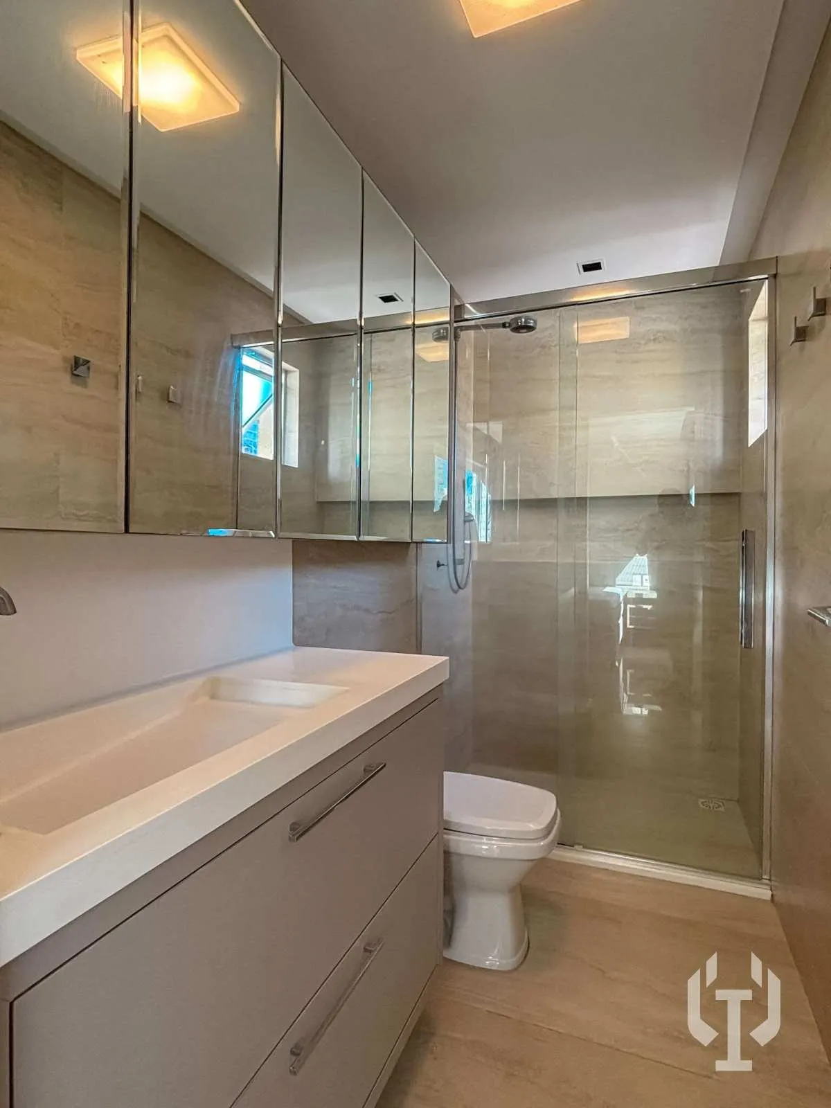 Imagem Apartamento de 2 suítes e 2 vagas de garagem em Meia Praia