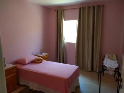 Imagem VENDA DE CASA NO CONDOMÍNIO ARUJÁ COUNTRY CLUB, EM ARUJÁ/SP, 200m² com 3 quartos, suíte, hidro, planejados, sala com lareira e 3 vagas. CONSULTE-NOS.