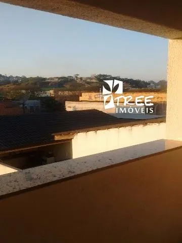 Imagem LOCAÇÃO DE CASA RESIDENCIAL/COMERCIAL NO CENTRO DE ARUJÁ/SP, com 2 quartos, sala c/ 2 ambientes, varanda na frente e nos fundos e 1 vaga. CONSULTE-NOS