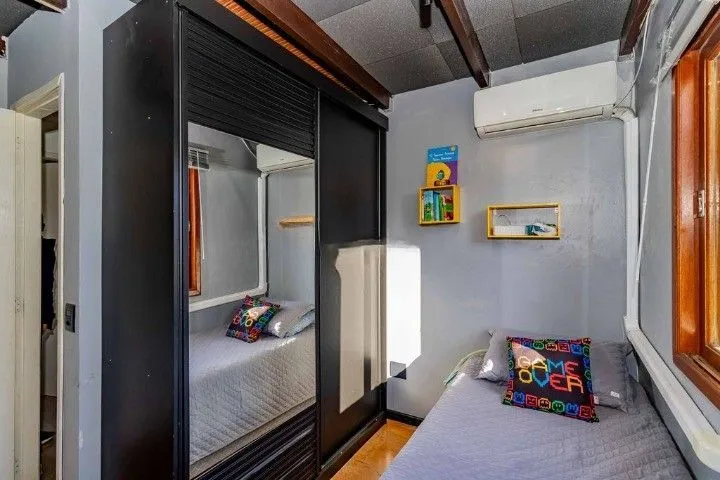 Imagem Casa de 3 dormitórios, em condomínio fechado na zona sul de Porto Alegre, com lareira, churrasqueira e vaga de garagem.